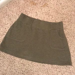 Basic green skirt with pockets